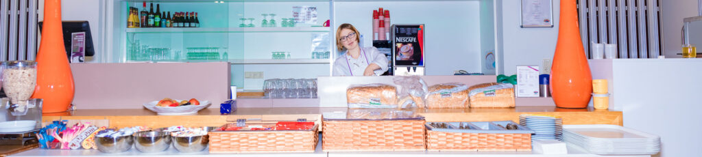 Leerling van praktijkschool de Bolster achter de toonbank. Fotografie Verhulst Visuals